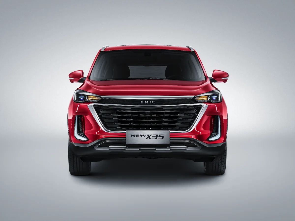 Red BAIC X35, head-on